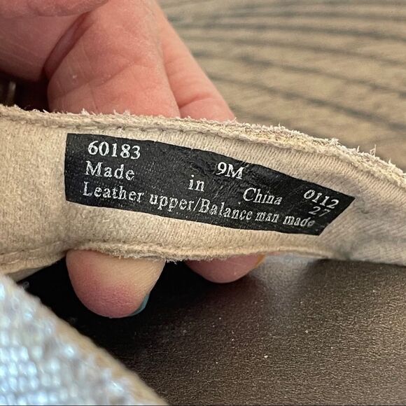 Clarks Gold Thong Bendable Sandals, Size 9‎ - Picture 3 of 7